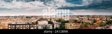 Terracina, Italie - 15 octobre 2018 : vue sur l'horizon de Terracina avec Circeo Promontory et la mer Tyrrhénienne en arrière-plan. Panorama. Vue panoramique Banque D'Images