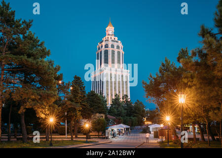 Batumi, Géorgie, l'Adjarie - 10 septembre 2017 : Construction De Sheraton Batumi Hotel en soirée ou la nuit Illuminations. L'architecture urbaine de Reso Géorgienne Banque D'Images