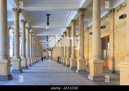 Karlovy Vary, République tchèque - 15 Février 2017 : colonnade Karlovy Vary hot springs en perspective, les gens Banque D'Images