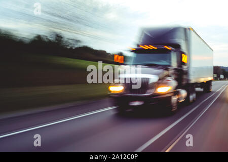 Sur l'autoroute semi truck concept avec motion blur Banque D'Images