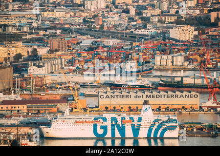 Naples, Italie - 17 octobre 2018 : Vue de dessus de la Barge-citerne navire de fret et de terminal à conteneurs dans le port de Naples. Banque D'Images