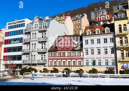 Karlovy Vary, République tchèque - 15 Février 2017 : vue sur la rue, maisons et rivière en centre-ville Banque D'Images