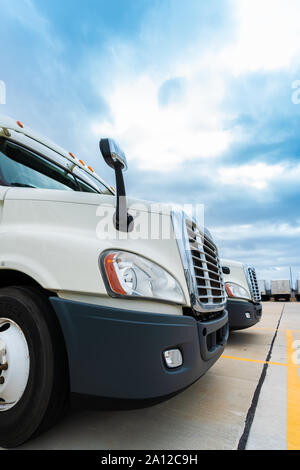 Flotte de camions semi-remorques 18 Banque D'Images