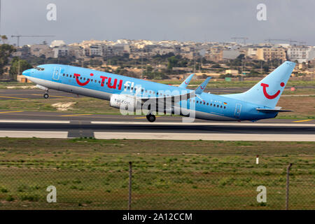 TUIfly Boeing 737-8K5 (REG : D-ATYC) au décollage de la piste 13 dans la matinée. Banque D'Images