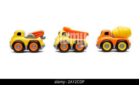 Un convoi de camions de jouets isolés et tourné sur un fond blanc Banque D'Images