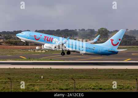 TUIfly Boeing 737-8K5 (REG : D-ATYC) au décollage de la piste 13 dans la matinée. Banque D'Images