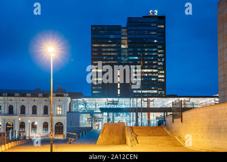 Oslo, Norvège - 25 juin 2019 : Vue de la nuit de la gare la Gare Centrale d'Oslo. Banque D'Images