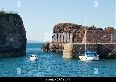 Entrée étroite de Victoria Harbour. Dunbar, Ecosse Banque D'Images