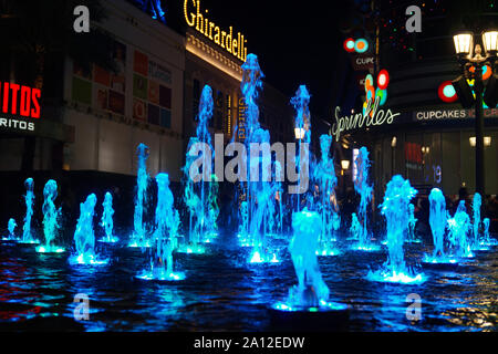 Las Vegas, Nevada - 9 août 2018 : Belle fontaine à eau situé à la promenade de LINQ. Banque D'Images