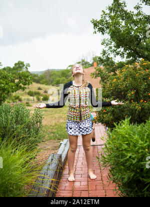 13 year old girl dancing in the rain Banque D'Images