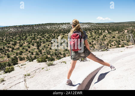 Vue arrière de 13 ans, fille du désert, randonneur donnant sur vista Tsankawi ruines, NM Banque D'Images