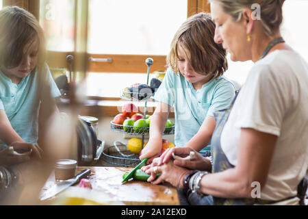 Mère et son fils de 5 ans dans la cuisine Banque D'Images