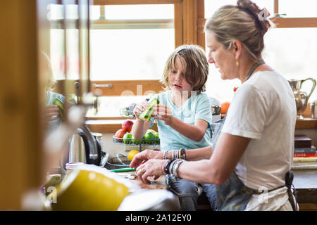 Mère et son fils de 5 ans dans la cuisine Banque D'Images