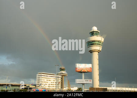 Ciel noir avec Rainbow à l'aéroport de Schiphol à Amsterdam Banque D'Images