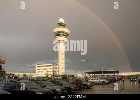 Ciel noir avec Rainbow à l'aéroport de Schiphol à Amsterdam Banque D'Images