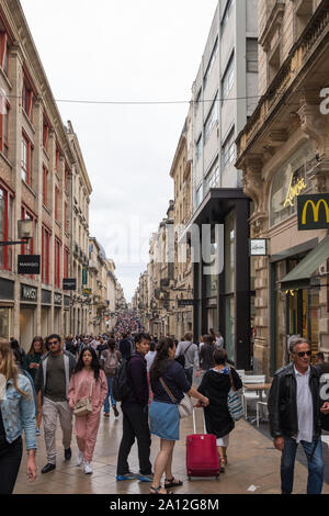 Des foules de gens marchant le long de la rue commerçante rue Sainte-Catherine à Bordeaux, France Banque D'Images