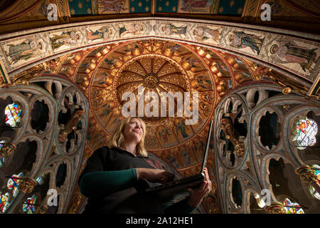 De 0001 SOUS EMBARGO, LE MARDI 24 SEPTEMBRE English Heritage Collections restaurateur (Nord) Caroline Rawson, effectue une vérification de l'état des peintures murales à l'église de Sainte Marie dans le Yorkshire du Nord, comme l'English Heritage lance un appel pour soutenir la conservation des trésors artistiques dans ses soins pour les empêcher de disparaître de la vue tout à fait. Banque D'Images