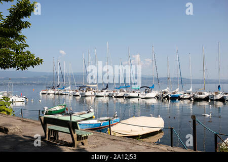 Voiliers dans le port sur une journée ensoleillée à Yvoire, Haute-Savoie, Auvergne-Rhône-Alpes, France, sur le lac de Genève (Lac Léman). Banque D'Images