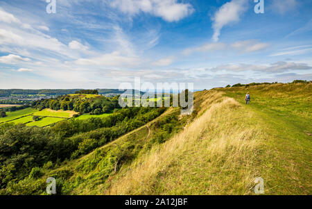 Une vue le long des remparts de Uley Bury Iron Age Hill fort vers Downham Hill dans les Cotswolds, Angleterre Banque D'Images