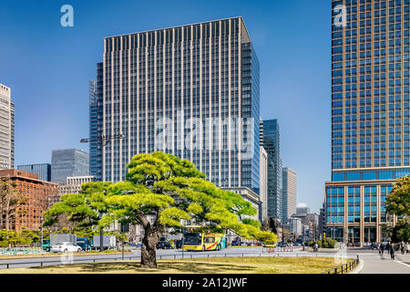 3 avril 2019 : Tokyo, Japon - des tours d'immeubles de bureaux de Tokyo CBD, vu de l'approche de Kokyo Gaien Jardin National sur Kajibashi Dori. Banque D'Images