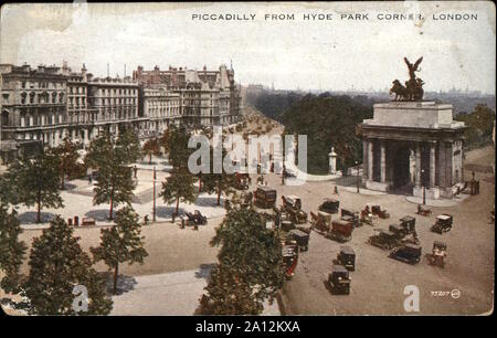 Vintage carte postale d'Angleterre montrant Piccadilly de Hyde Park corner à Londres, photo prise vers 1920 Banque D'Images