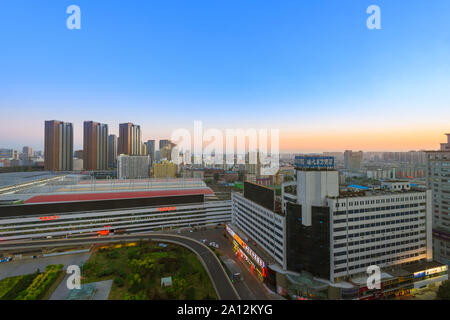 Liaoning, Chine - 29 août 2016 : Blue Hour de Shenyang Vue urbaine avec des hôtels modernes et des gratte-ciel. Banque D'Images