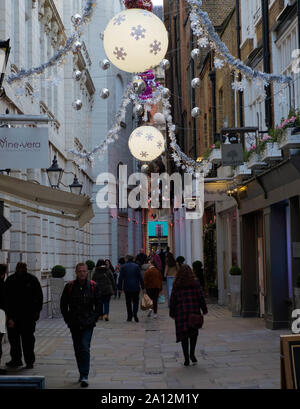 Les touristes et les habitants de London shop sur St Christopher's Place, l'animation de la ruelle, élégant centre de Londres, qui est décoré dans un thème de Noël. Banque D'Images