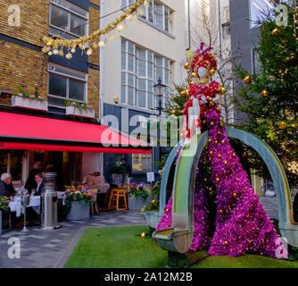 Les personnes bénéficiant de l'Alimentation et boisson à Sofra restaurant turc, St Christopher's Place, haut de gamme, dans le centre de Londres, à l'époque de Noël. Banque D'Images
