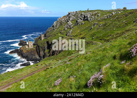 Mine de couronnes à Botallack ex-tin mine à Cornwall, Angleterre Royaume-uni près de Land's End PHOTO PRISE DU SENTIER PUBLIC Banque D'Images