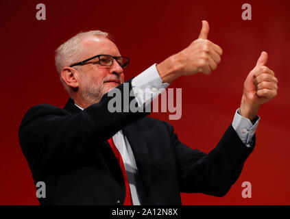 Brighton, Angleterre. Sep 23, 2019. Le chef du parti travailliste britannique, gestes Jeremy Corbyn au Parti du Travail Conférence annuelle 2019 à Brighton, Angleterre, 23 septembre 2019. Credit : Han Yan/Xinhua/Alamy Live News Banque D'Images