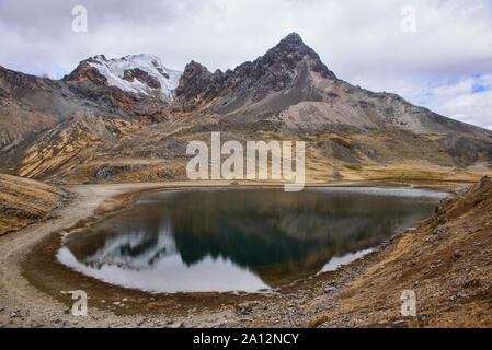 Vue sur Laguna Susucocha et Diablo Mudo sur la cordillère Huayhuash circuit, Ancash, Pérou Banque D'Images