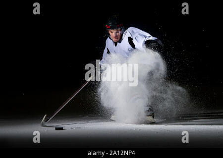 Les joueurs de hockey sur glace dans une action dynamique dans un sport professionnel de hockey en jeu Banque D'Images