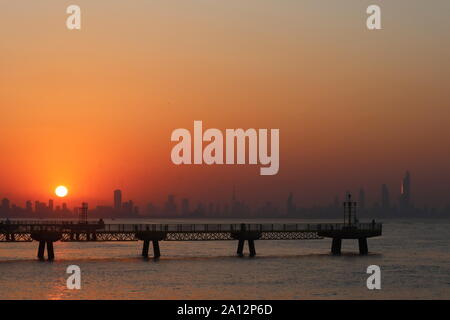Pier et la ville silhouette sur un spectaculaire coucher de soleil Banque D'Images