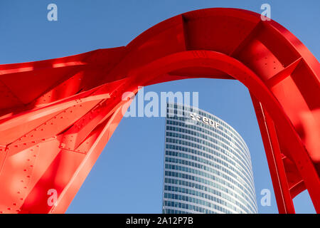 Paris, France - septembre 2, 2019 : 'Araignée rouge' (araignée rouge) sculpture d'Alexander Calder et gratte-ciel du quartier financier de la Défense à Paris Banque D'Images