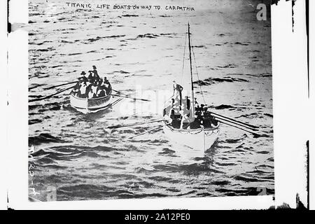 La vie du Titanic bateaux sur leur chemin vers le Carpathia Banque D'Images