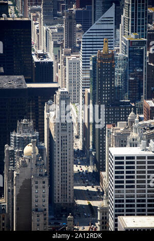 À bas le long de Magnificent Mile North Michigan Avenue au centre-ville de Chicago, dans l'Illinois, États-Unis d'Amérique Banque D'Images