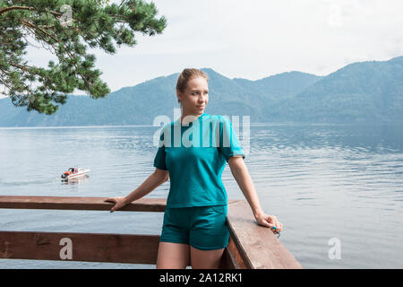 Le lac Teletskoye en montagnes de l'Altaï Banque D'Images