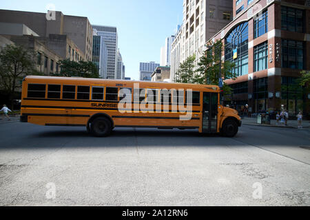 Navistar charte lever du soleil à l'ombre d'autobus scolaire intersection Croisement au centre-ville de Chicago, dans l'Illinois, États-Unis d'Amérique Banque D'Images