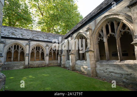 Winchester College, une école de garçons privé historique dans le Hampshire, au Royaume-Uni. Le cloître. Banque D'Images