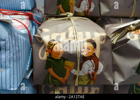 Panettone italien en boîte, fruit traditionnel de Noël sweet pain d'Italie ; le module aricie dans un magasin. Banque D'Images