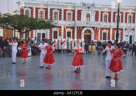 La danse de l'historique Plaza de Armas à Trujillo, Pérou Banque D'Images