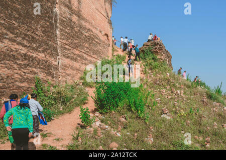 MINGUN-Myanmar, le 20 janvier, 2019 non identifié : les touristes viennent pour visiter et prendre photographys à la pagode inachevée de Mingun en ruine (pagode Mingun Banque D'Images