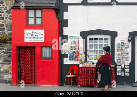 La plus petite maison en Grande-Bretagne, également connu sous le nom de Quay House, Conwy ou Conway, comté de Conwy, Pays de Galles, Royaume-Uni. Le bâtiment date du 16t Banque D'Images