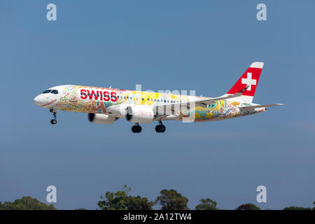 Swiss International Air Lines Airbus A220-300 (HB-REG : JCA) en livrée spéciale finale courte sur la piste 31. Banque D'Images