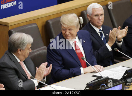 New York, USA. Sep 23, 2019. Le président Donald Trump sourit à secrétaire général de l'ONU Antonio Guterres après qu'il prononce une allocution lors d'un événement sur la liberté religieuse à la 74e débat général à l'Assemblée générale des Nations Unies au Siège des Nations Unies à New York City le 23 septembre 2019. Photo de John Angelillo/UPI UPI : Crédit/Alamy Live News Banque D'Images