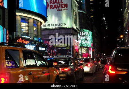 New York, NY, USA. Dec 2017. Les panneaux d'affichage numérique de grande taille, de taxi, de l'alimentation, de la famille et de divertissement pour adultes, et tous les peuples dans la Grande Pomme. Banque D'Images