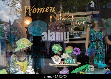 4 août 2019 - Saratoga Springs, NY : chapeaux et vêtements Boutique Showcase sur Broadway Street dans le centre-ville de Saratoga Springs Banque D'Images