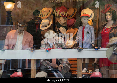 4 août 2019 - Saratoga Springs, NY : chapeaux et vêtements Boutique Showcase sur Broadway Street dans le centre-ville de Saratoga Springs Banque D'Images