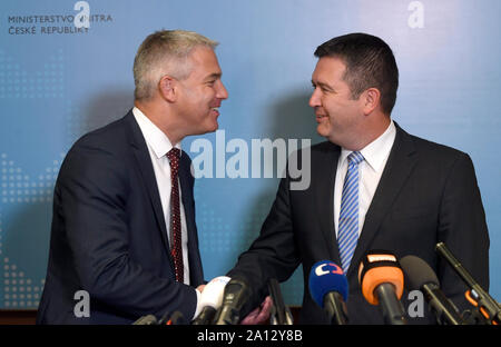 Prague, République tchèque. Sep 23, 2019. Les droits actuels des citoyens tchèques en Grande-Bretagne seront préservés après Brexit, le secrétaire d'État britannique pour sortir de l'Union européenne, Stephen Barclay, à gauche, a assuré le ministre de l'Intérieur tchèque Jan Hamacek lors de leur rencontre à Prague, en République tchèque, le 23 septembre 20419. Photo : CTK Michal Krumphanzl/Photo/Alamy Live News Banque D'Images