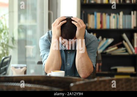 Vue avant, portrait d'un homme triste se plaindre seul dans un café Banque D'Images